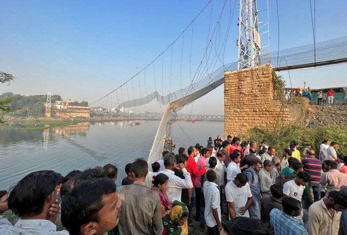 Hindistan'da çöken köprünün yeni görüntüleri ortaya çıktı