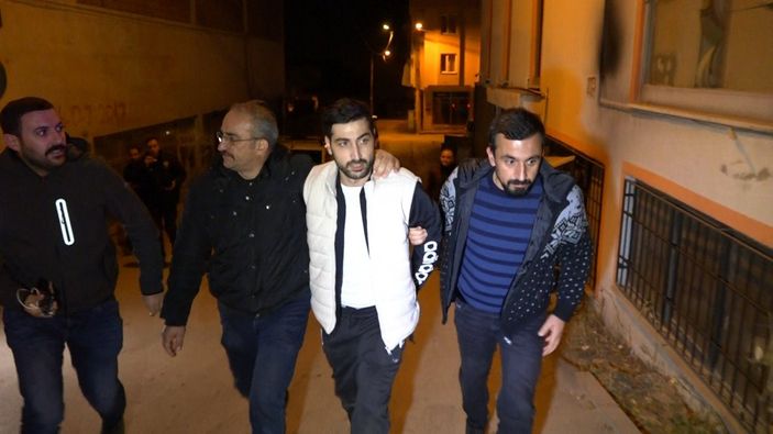 Bursa’da hareketli gece: Polisten kaçarken, kaza yaptılar