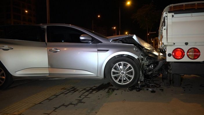 Bursa’da hareketli gece: Polisten kaçarken, kaza yaptılar