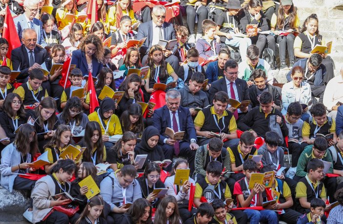 7 bin öğrenci Aspendos Tiyatrosu'nda kitap okudu