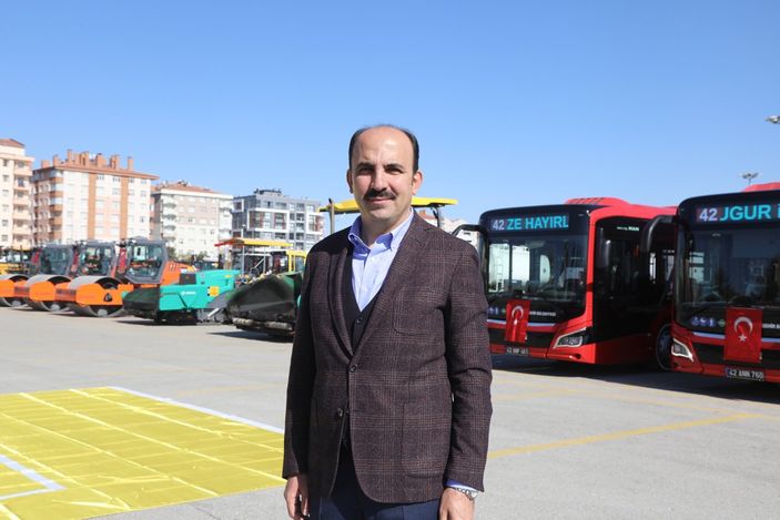 Konya Büyükşehir Belediye Başkanı Altay, öz kaynakla alınan araçları tanıttı