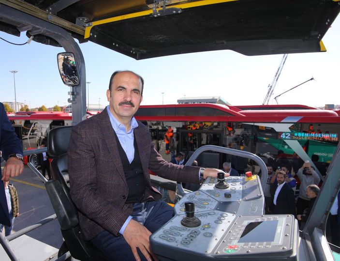 Konya Büyükşehir Belediye Başkanı Altay, öz kaynakla alınan araçları tanıttı
