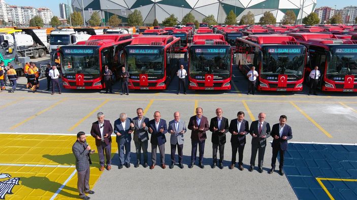 Konya Büyükşehir Belediye Başkanı Altay, öz kaynakla alınan araçları tanıttı