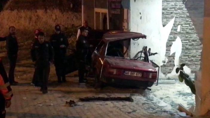 d Kahramanmaraş’ta otomobil iş yerine çarptı: 1 ölü, 4 yaralı