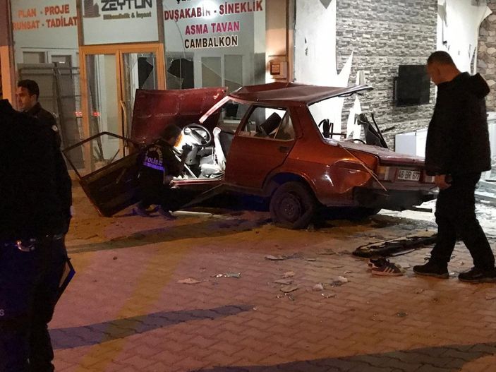 d Kahramanmaraş’ta otomobil iş yerine çarptı: 1 ölü, 4 yaralı