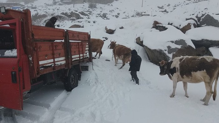 Rize'nin yüksek kesimlerine kar yağdı: Yaylacılar dönüyor
