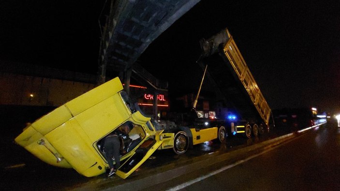 Samsun'da tırın açılan damperi yaya üst geçidine çarptı: 4 yaralı