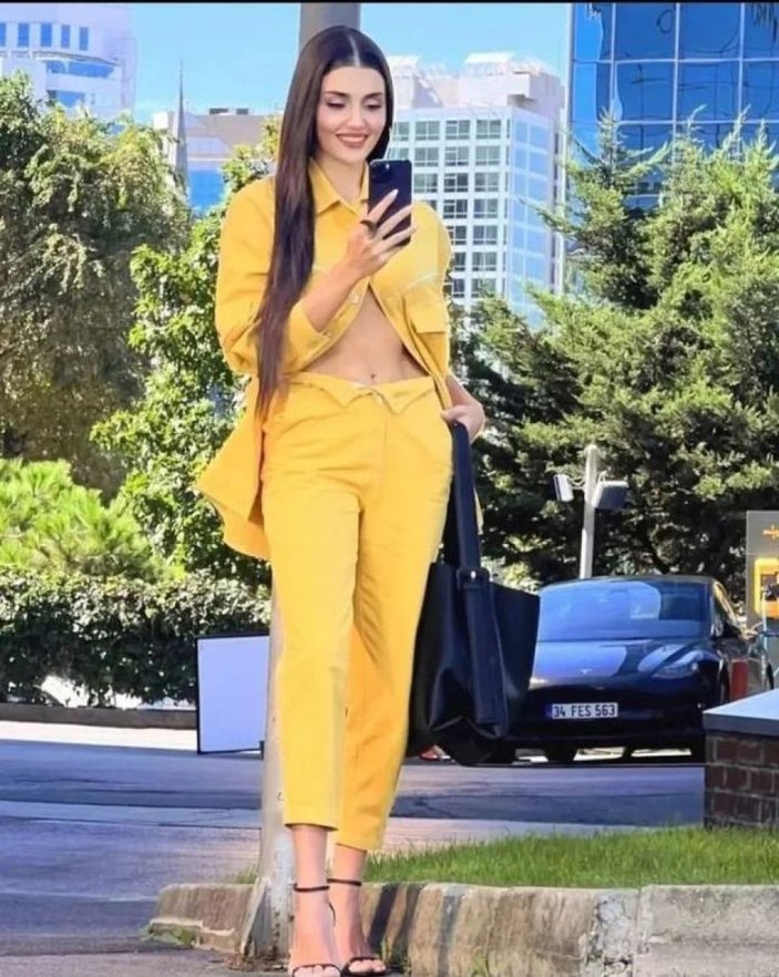 Hande Erçel pantolonun düğmesini açıp poz verdi! İşte nefes kesen kareler!