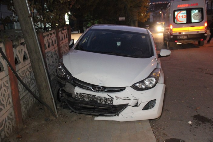 Kocaeli'de otomobil, direğe çarparak durabildi