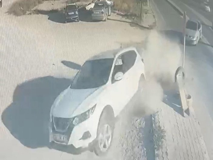 Eskişehir'de otomobil, oto lastik dükkanına daldı
