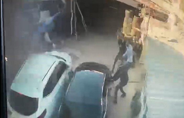 Eskişehir'de otomobil, oto lastik dükkanına daldı