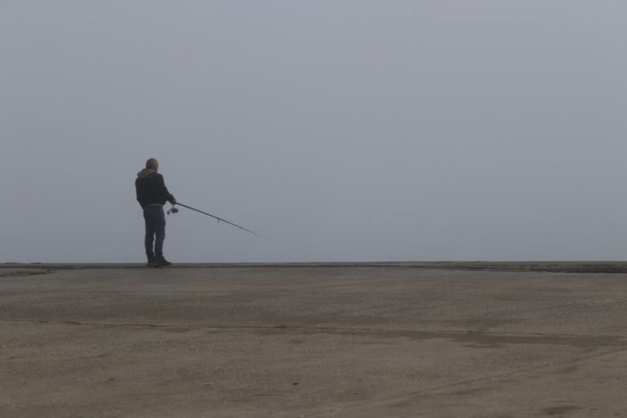 İstanbullu olta balıkçıları sisli havada balık tuttu