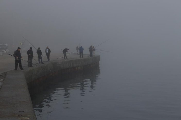 İstanbullu olta balıkçıları sisli havada balık tuttu