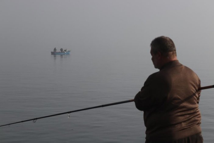 İstanbullu olta balıkçıları sisli havada balık tuttu