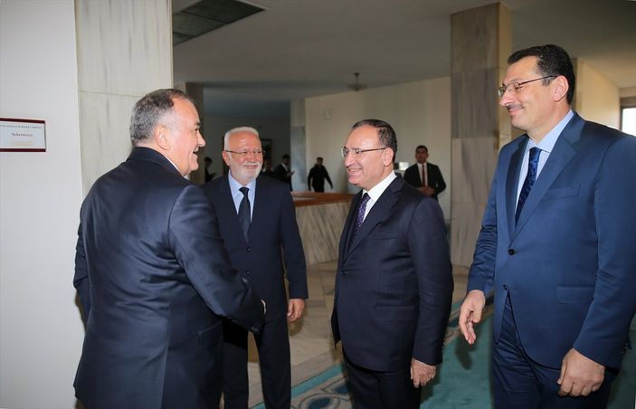 AK Parti'den Anayasa değişikliği için muhalefet turu