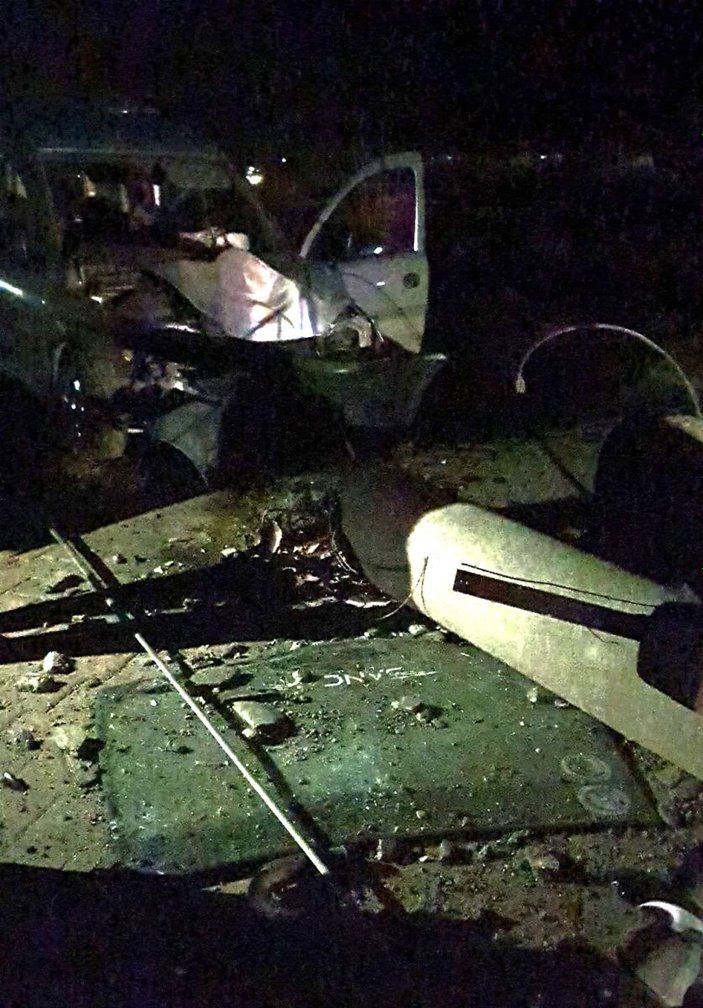 Denizli'de köpekten kaçan otomobil sürücüsü elektrik direğine girdi