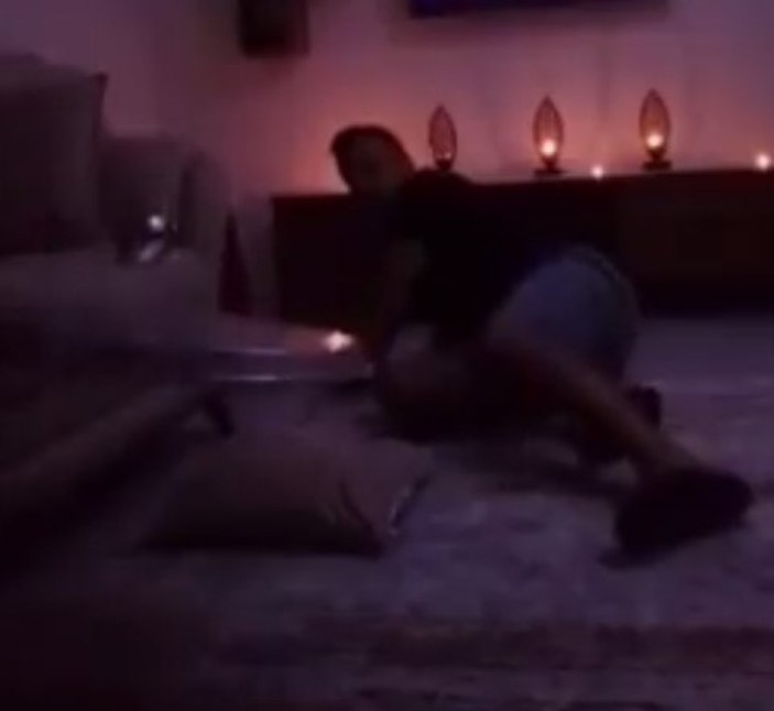 Korku filmi izleyen adama yapılan şaka güldürdü