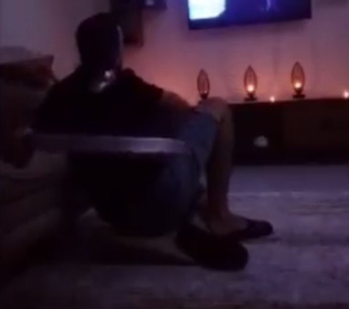 Korku filmi izleyen adama yapılan şaka güldürdü