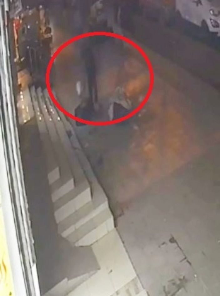 d Adana’da parası çalınan seyyar satıcıdan alışveriş için sıraya girdiler