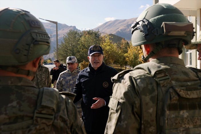 Hulusi Akar, komuta kademesiyle sınır hattında