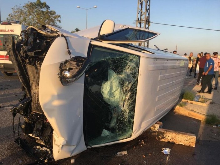 Mersin'de öğrenci servisi ile otomobil çarpıştı: 7 yaralı