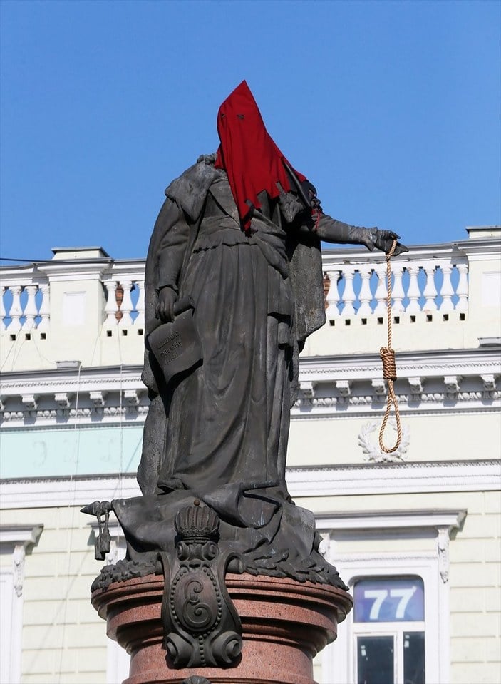 Rus İmparatoriçesi Catherine'nin Ukrayna'daki heykeli tahrip edildi