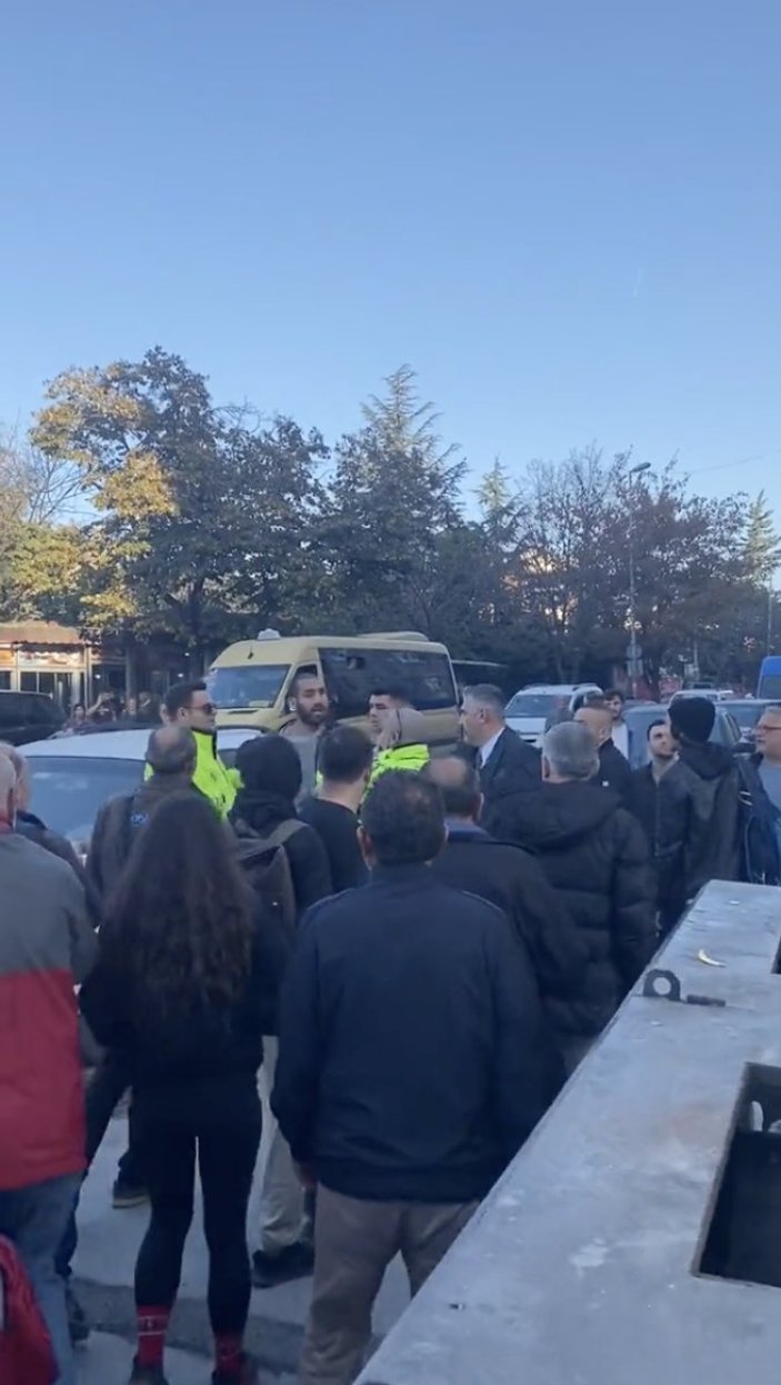 İstanbul'da Atatürk heykeline baltalı saldırı