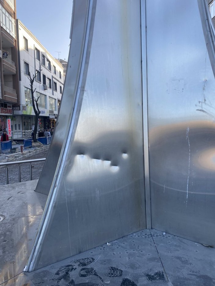 İstanbul'da Atatürk heykeline baltalı saldırı
