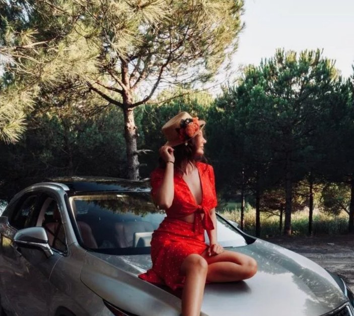 Burcu Özbek kırmızı derin dekolteli elbisesi ile arabaya sere serpe uzandı! Olanlar oldu...