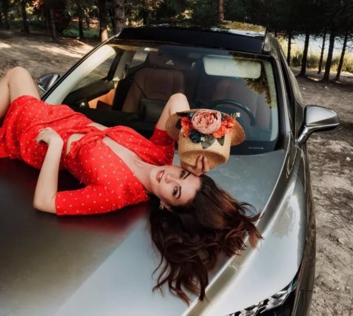 Burcu Özbek kırmızı derin dekolteli elbisesi ile arabaya sere serpe uzandı! Olanlar oldu...