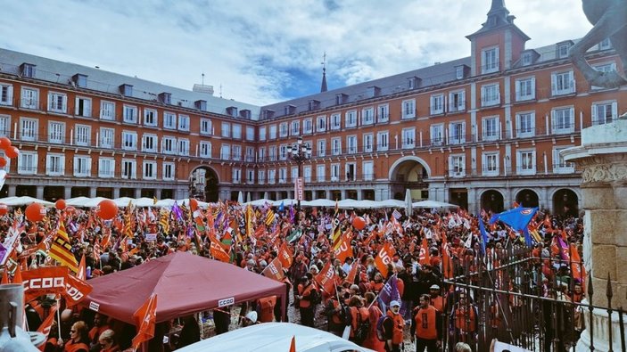 İspanya’da binlerce kişi zam talebiyle sokaklara indi