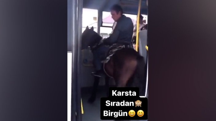 Kars’ta bir vatandaş atıyla birlikte otobüse bindi