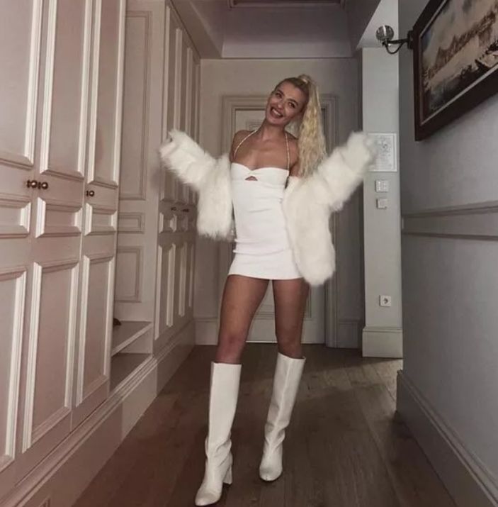 Melisa Döngel süper minisiyle salındı, görenin dibi düştü! 