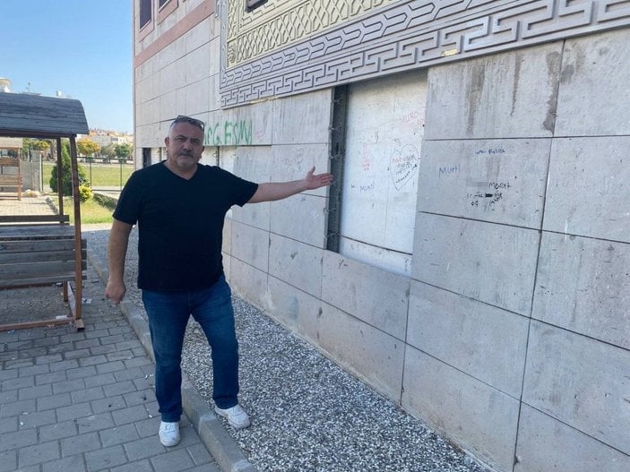Adana’daki cemevi duvarında 'çirkin yazı'