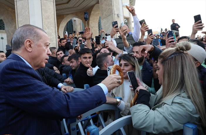 Cumhurbaşkanı Erdoğan, cuma namazı sonrası simit dağıttı