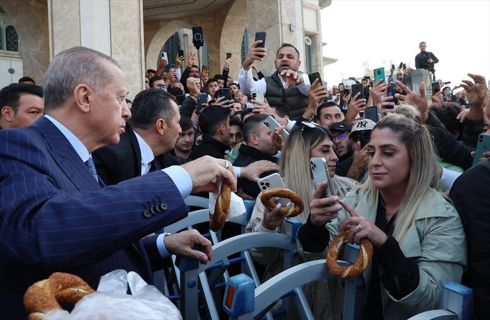Cumhurbaşkanı Erdoğan, cuma namazı sonrası simit dağıttı
