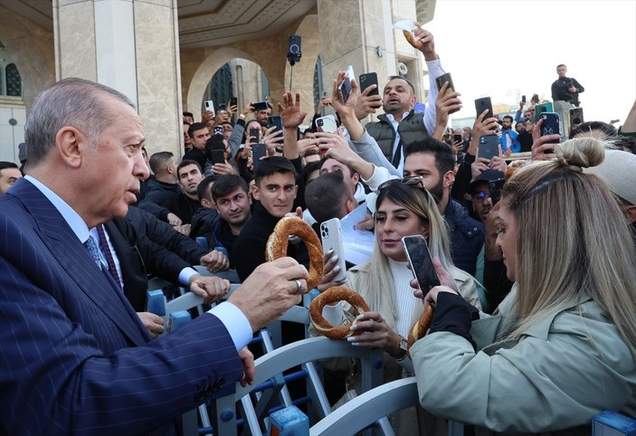 Cumhurbaşkanı Erdoğan, cuma namazı sonrası simit dağıttı
