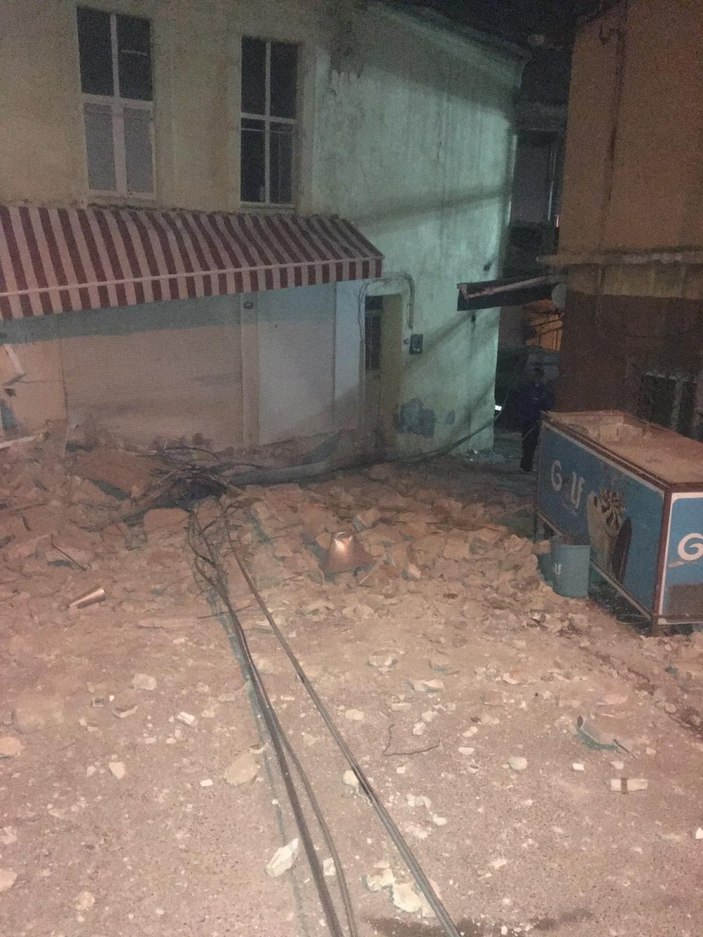 İzmir'deki depremde balkondan atlayan genç hayatını kaybetti
