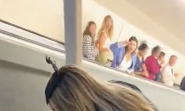 Tiktok etkileşimi için yürüyen merdiven bandını yaladı