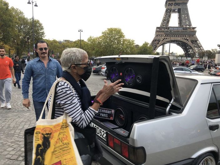 Paris'te yaşayan Türk'ün Şahin aracı, görenlerin ilgisini çekiyor