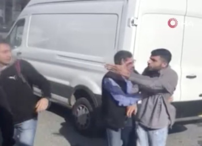 İstanbul'da bir şahıs otobüs şoförüne çekiçle saldırdı