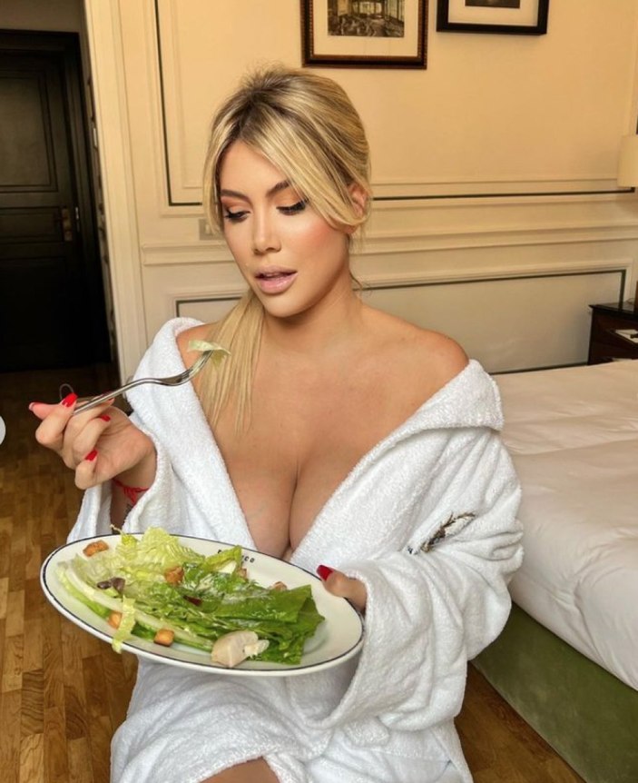 Galatasaraylı Icardı'nın eşi Wanda Nara bornozlu pozuyla olay yarattı! 'Icardı görmesin'