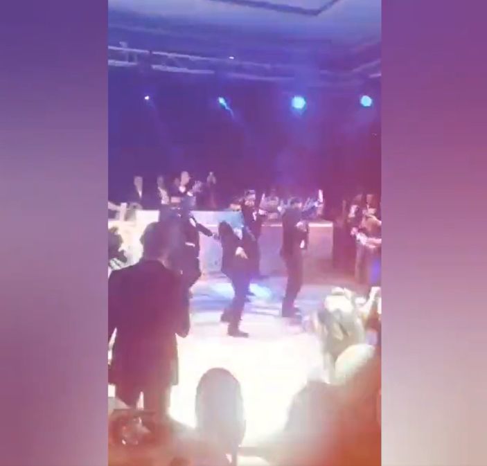 Damat ve arkadaşlarının mezdeke dansı viral oldu
