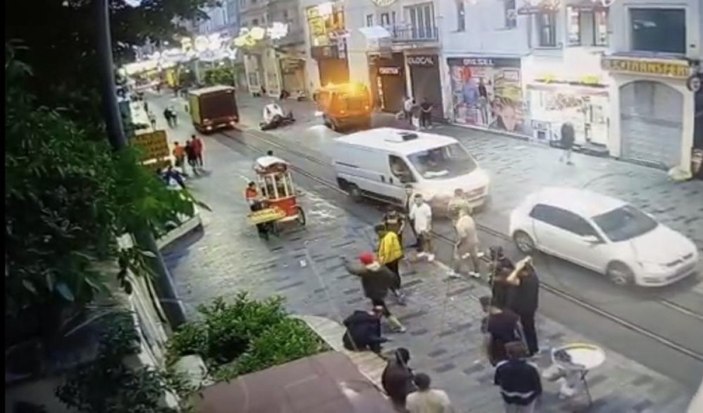 Taksim'de banktan kalkmadı diye bıçaklı saldırıya uğradı