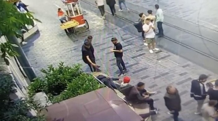 Taksim'de banktan kalkmadı diye bıçaklı saldırıya uğradı