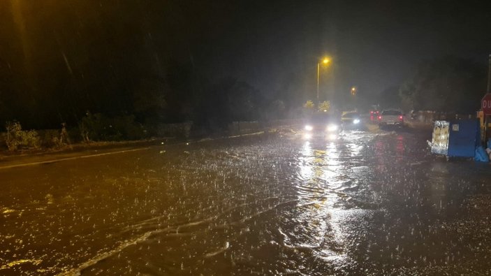 Bodrum'da sağanak sonrası cadde ve sokaklar suyla doldu