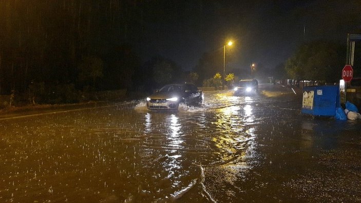 Bodrum'da sağanak sonrası cadde ve sokaklar suyla doldu