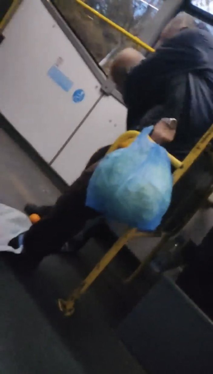 Kartal’da iki yaşlı adam otobüste yumruk yumruğa birbirine girdi