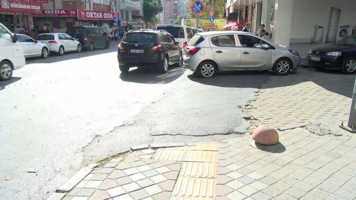 İstanbul'da yaya yolunu kapatan 10 otomobilin lastiklerini kesti