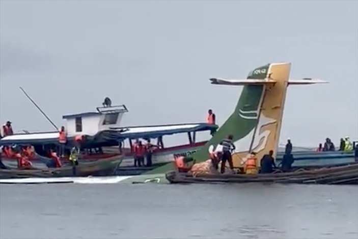 Tanzanya uçağı göle düştü